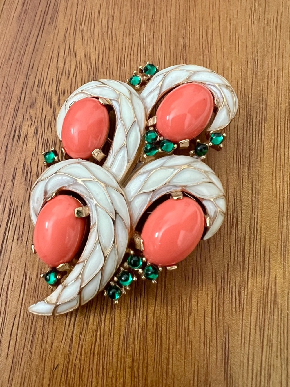 L'Orient Trifari Coral Emerald Green Brooch and Clip-On Earring Set - Picture 4 of 9